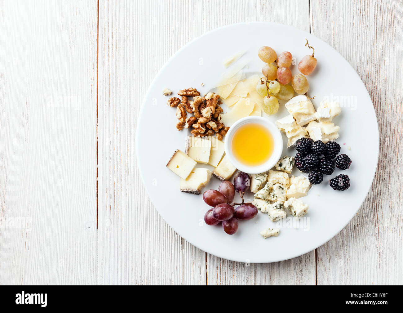 Käse-Platte Sortiment von verschiedenen Arten von Käse und Honig auf weißen Teller Stockfoto