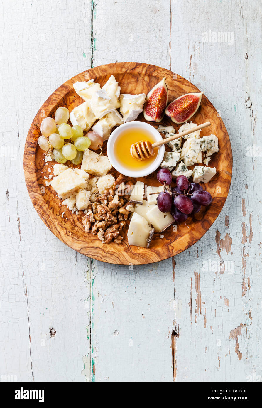 Käse-Platte Sortiment an verschiedenen Sorten Käse auf Oliven Holz Teller Stockfoto