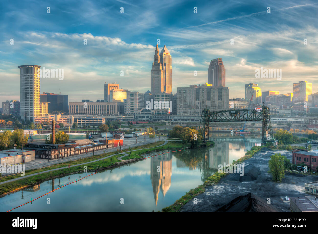 Der Terminal Tower und Schlüssel-Turm, am frühen Morgen Licht spiegeln sich in der Cuyahoga River in Cleveland, Ohio. Stockfoto