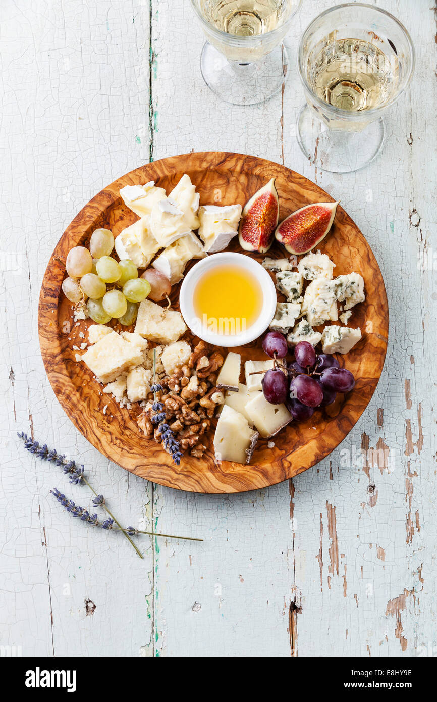 Käseplatte und Wein Auswahl an verschiedenen Sorten Käse auf Oliven Holz Platte Stockfoto