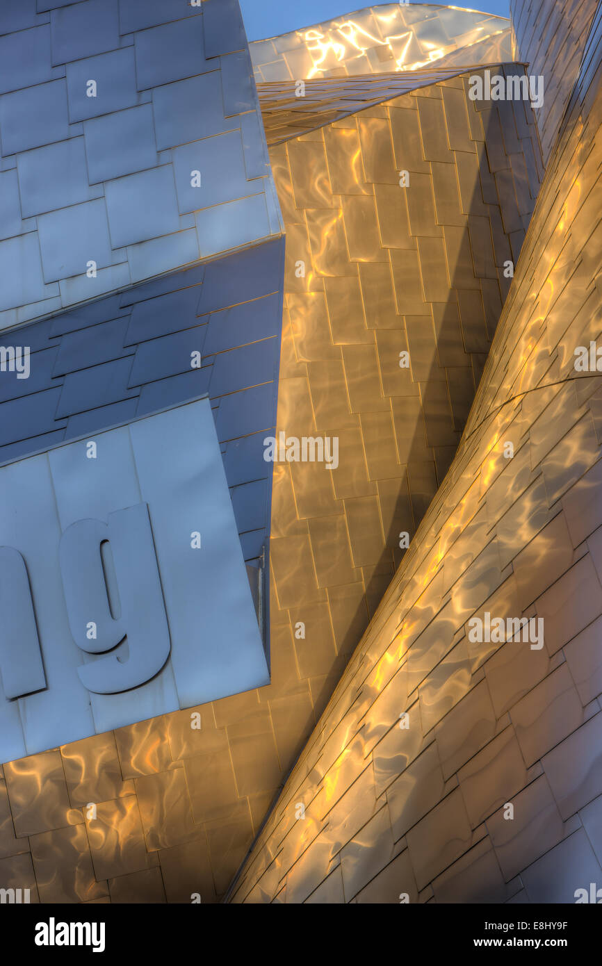 Am frühen Morgen Licht sich in der Fassade von Frank Gehry spiegelt entwarf Peter B. Lewis Gebäude in Cleveland, Ohio. Stockfoto