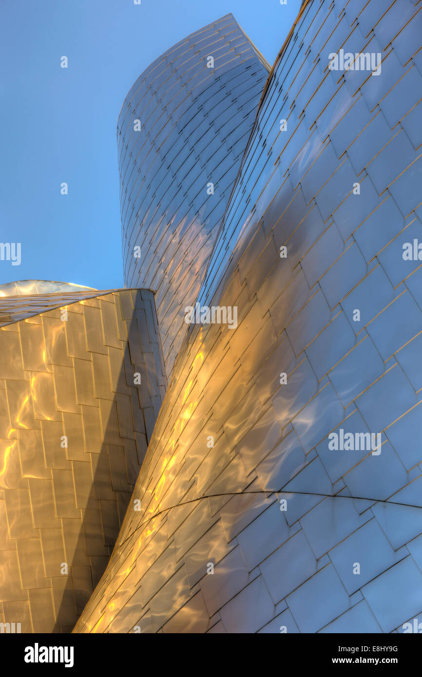 Am frühen Morgen Licht sich in der Fassade von Frank Gehry spiegelt entwarf Peter B. Lewis Gebäude in Cleveland, Ohio. Stockfoto Am frühen Morgen Licht sich in der Fassade von Frank Gehry spiegelt entwarf Peter B. Lewis Gebäude in Cleveland, Ohio. Stockfoto