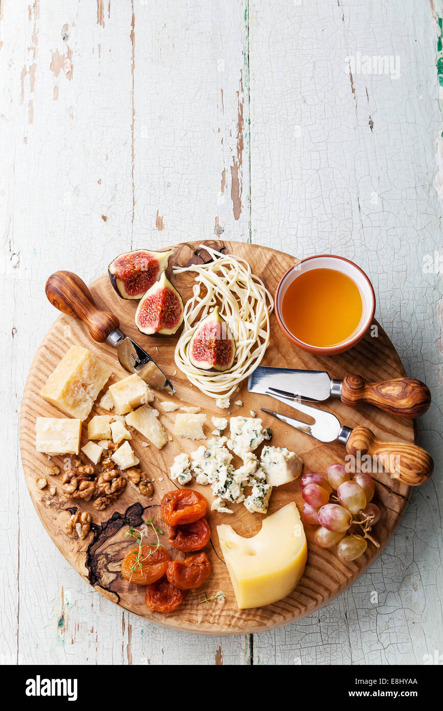 Käse-Platte Sortiment an verschiedenen Sorten Käse auf Holzbrett Stockfoto