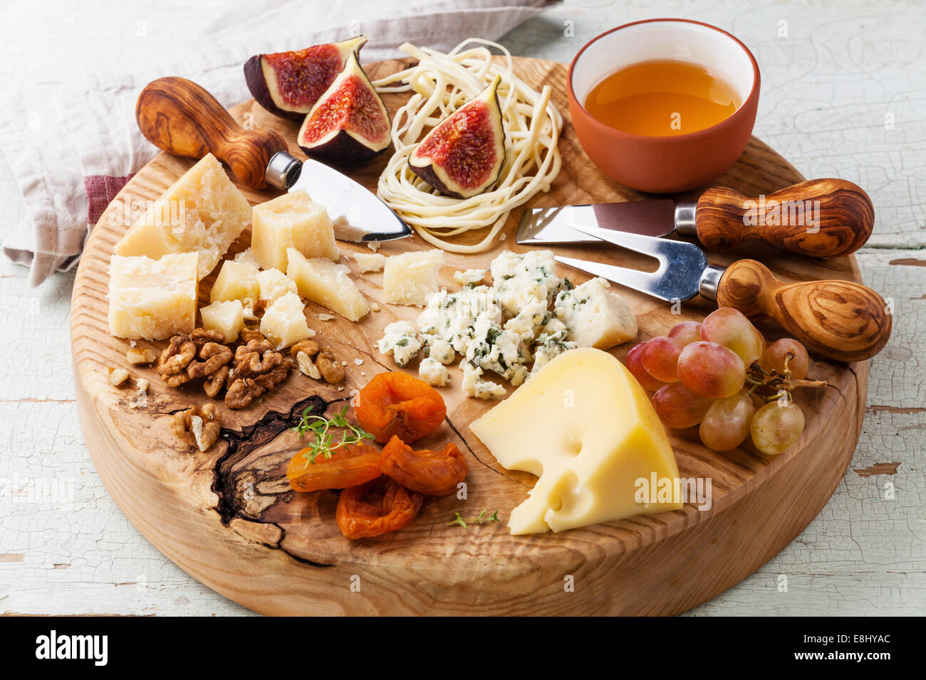 Käse-Platte Sortiment an verschiedenen Sorten Käse auf Holzbrett Stockfoto