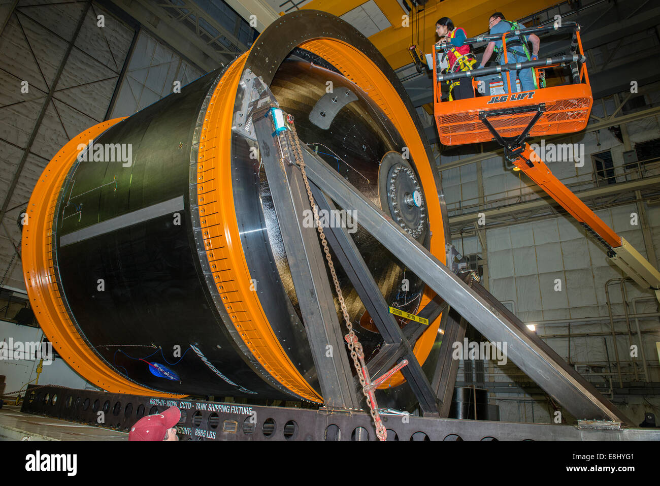 NASA und Boeing Ingenieure Inspektion und Vorbereitung eines der größten zusammengesetzten Rakete Propellant Panzer jemals hergestellten fo Stockfoto