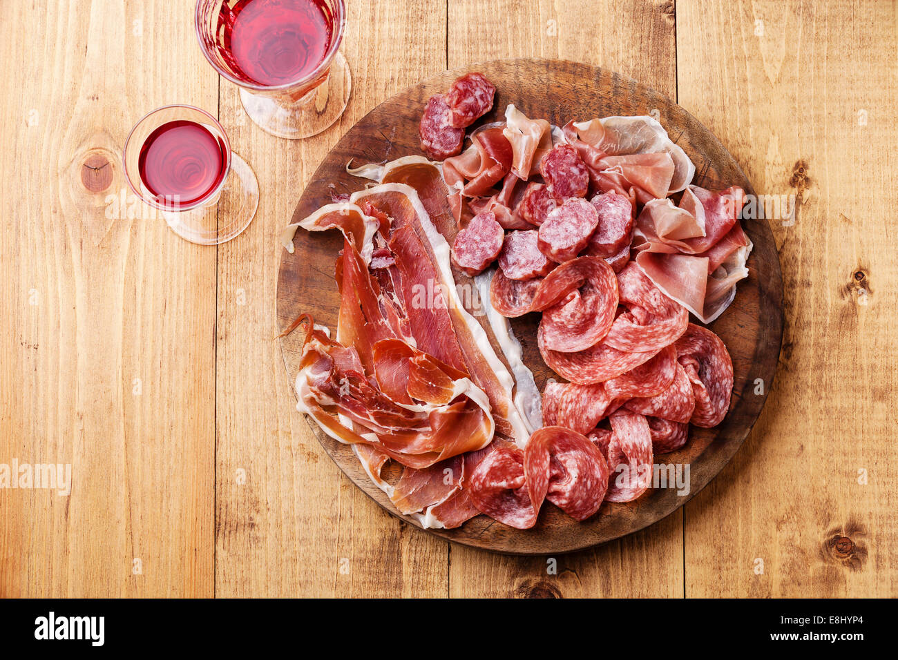 Kalte Fleischplatte und Wein auf hölzernen Hintergrund Stockfoto