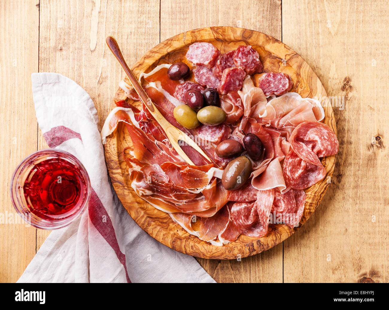 Kalte Fleischplatte Oliven Holz und Wein Stockfoto