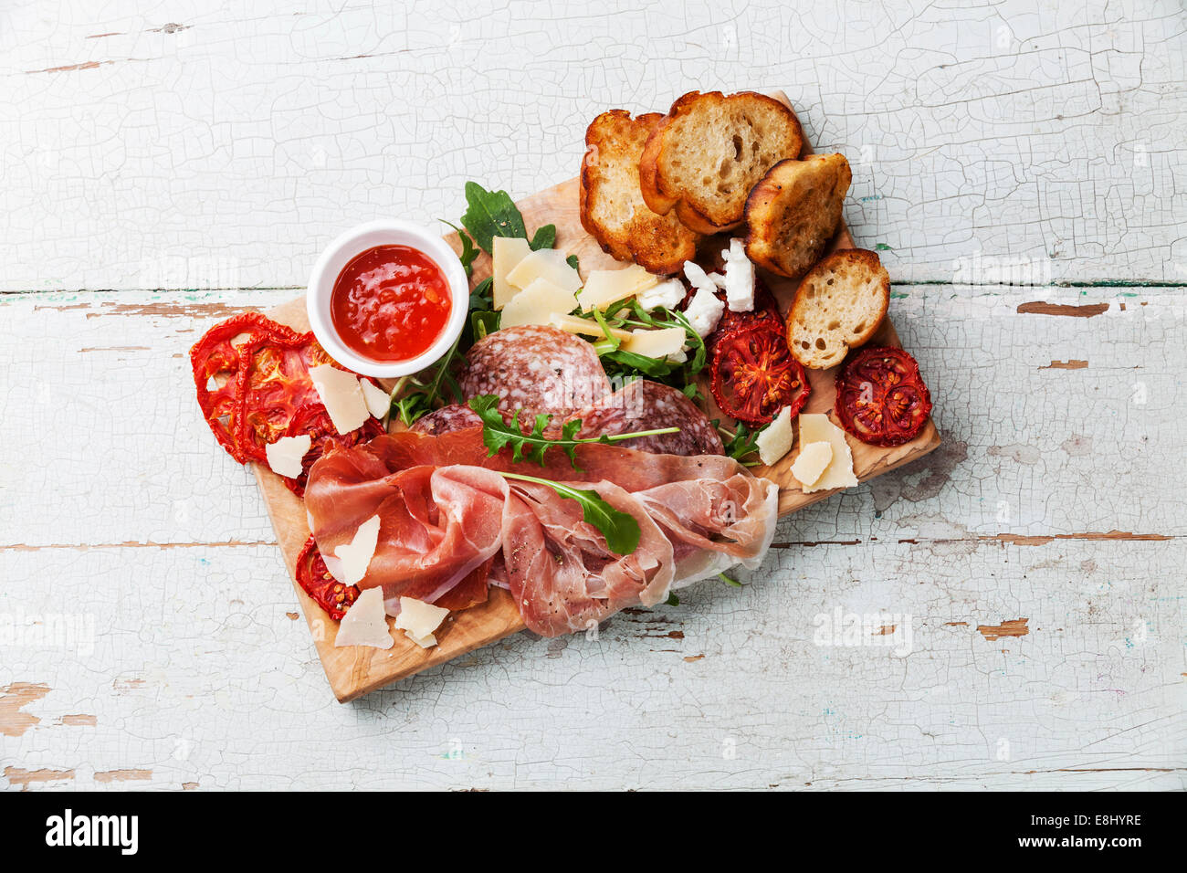 Kalte Fleischplatte und Brot auf hölzernen Hintergrund Stockfoto