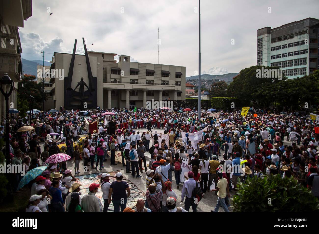 Chilpancingo, Mexiko. 8. Oktober 2014. Demonstranten nehmen Teil an einer Demonstration für die vermissten Studenten der "Raul Isidro Burgos" ländliche Normal der Ayotzinapa, Guerrero, statt in der Stadt Chilpancingo, Hauptstadt des Bundesstaates Guerrero, Südmexiko. Das Staatsoberhaupt der Republik Attorney General Jesus Murillo Karam ist in Iguala, Guerrero, als verantwortlich für die Untersuchung und Aufklärung des Verschwindens von 43 Schüler der ländlichen Normal der Ayotzinapa. Bildnachweis: Xinhua/Alamy Live-Nachrichten Stockfoto