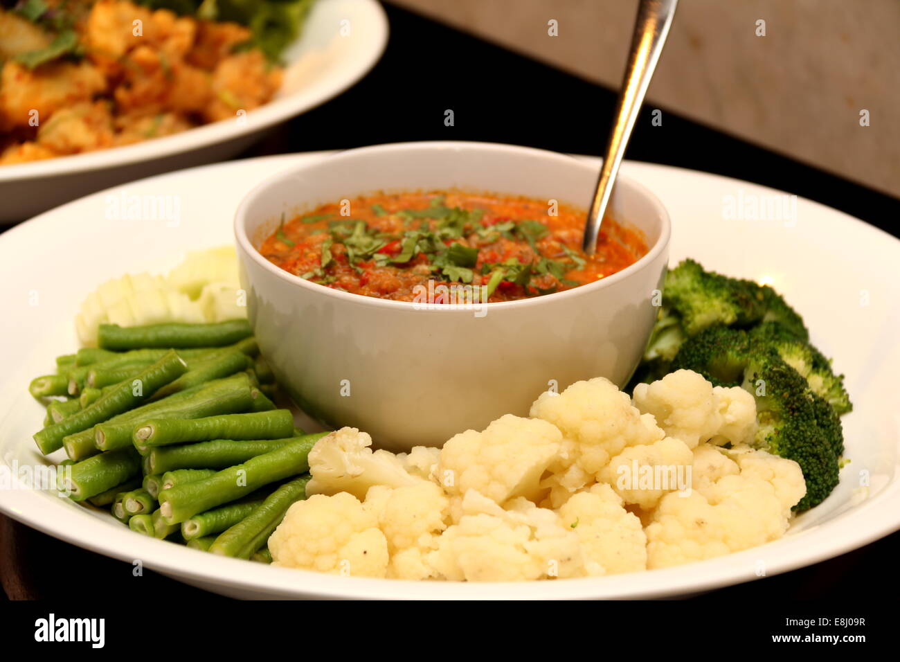 Scharfe Chilipaste (Nam Prik) mit Gemüse, thai-Küche. Stockfoto