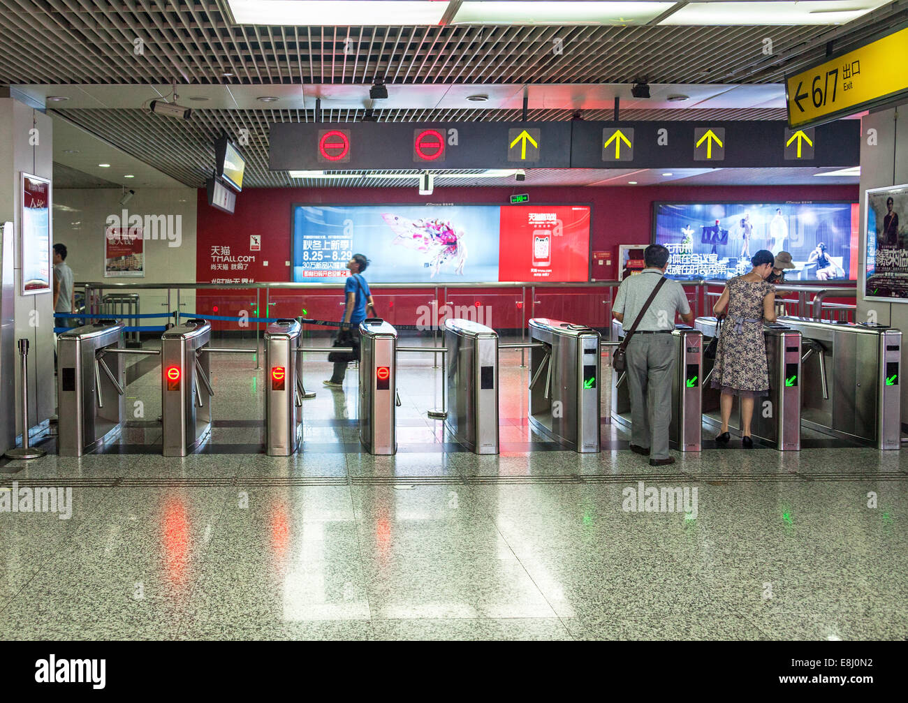 CHONGQING, CHINA - 2. September 2014: u-Bahn Station innen in Ghongqing, China am 2. September 2014. Stockfoto