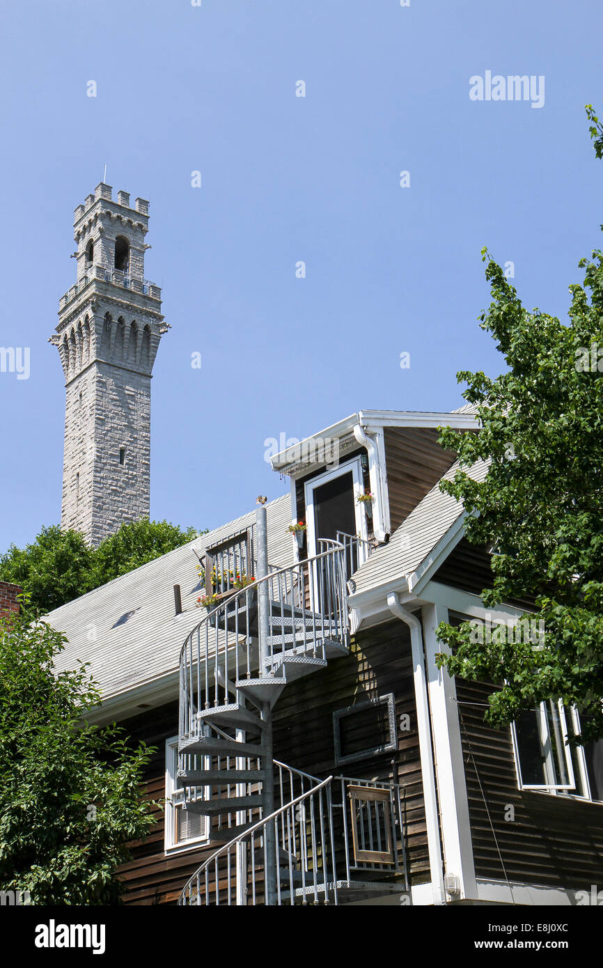 Blick auf einem Dach in Richtung der Pilgrim Monument, Provincetown, Massachusetts Stockfoto Blick auf einem Dach in Richtung der Pilgrim Monument, Provincetown, Massachusetts Stockfoto