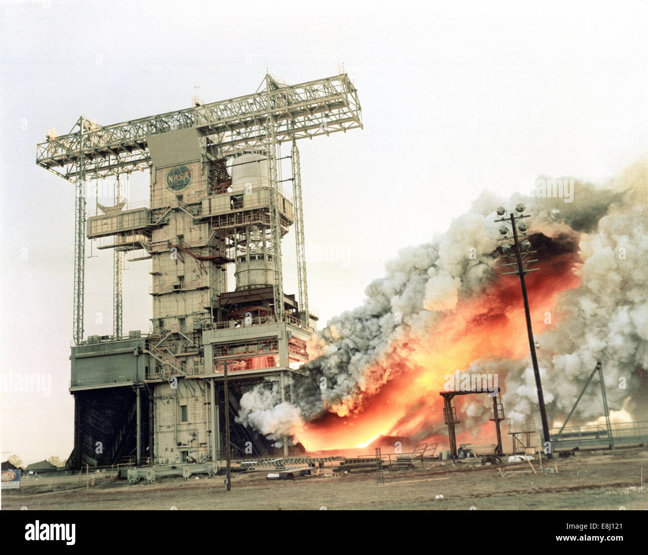 Die Saturn I/IB-Rakete wird im Marshall Space Flight Center in Alabama getestet, um sich auf die Missionen im Apollo-Programm vorzubereiten. Der Test bewertet die Bereitschaft der Rakete für zukünftige Raumflüge. Stockfoto
