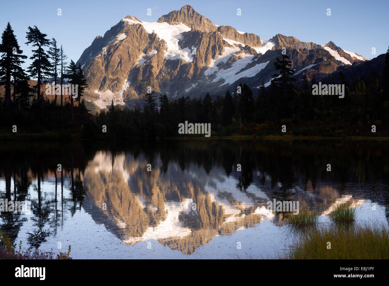 Mt. Shuksan widerspiegelt im Bild See bei Sonnenuntergang. Stockfoto