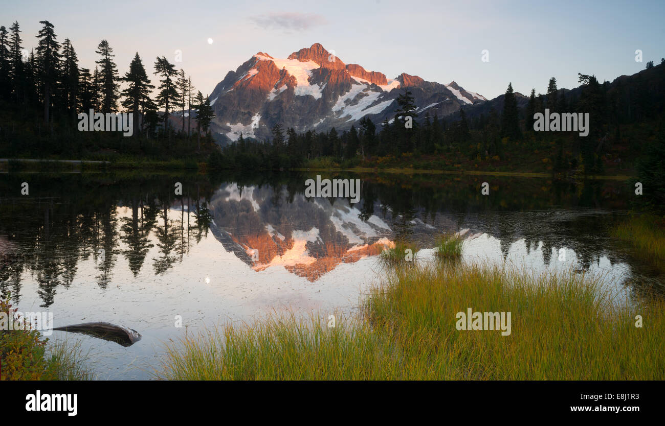 Mt. Shuksan widerspiegelt im Bild See bei Sonnenuntergang. Stockfoto