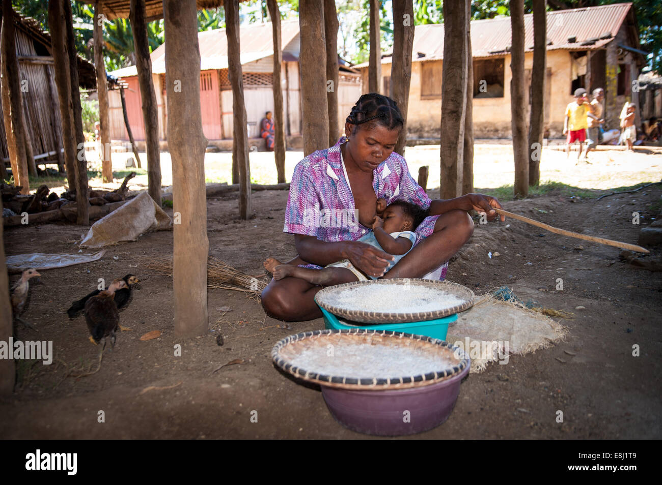 Mutter und ihr Neugeborenes, Leben in ländlichen armen Dorf, Madagaskar, Afrika Stockfoto