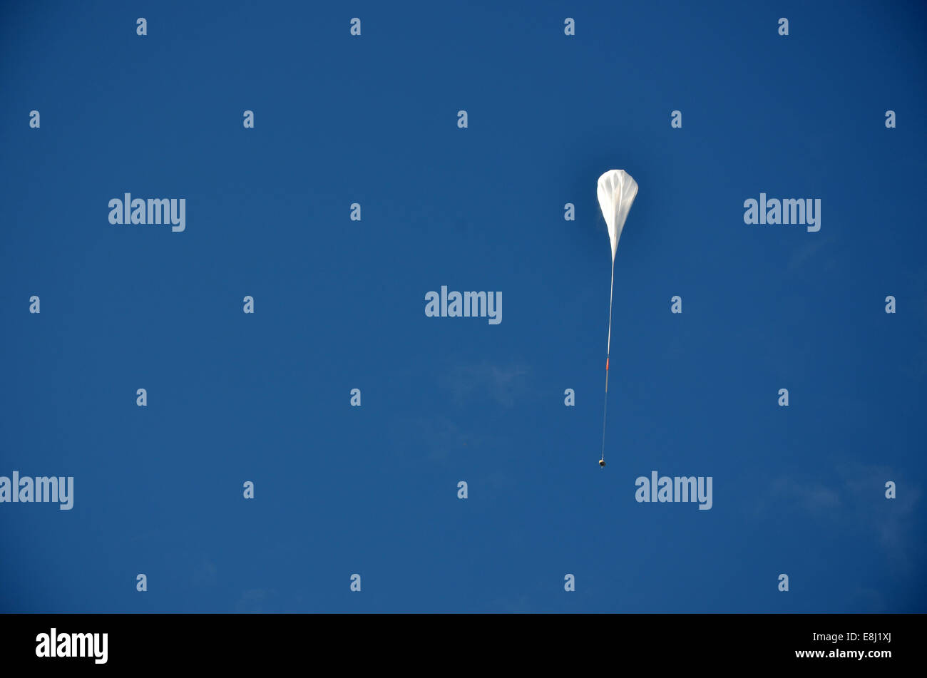 Der Low-Density Supersonic Decelerator (LDSD) ist ein Testprogramm zur Entwicklung neuer Technologien zur Verlangsamung des Eindringens von Raumfahrzeugen in die Marsatmosphäre. Der LDSD-Testflug bewertet die Leistung des Beschleunigers bei hohen Geschwindigkeiten, die für zukünftige Mars-Missionen von entscheidender Bedeutung sind. Stockfoto