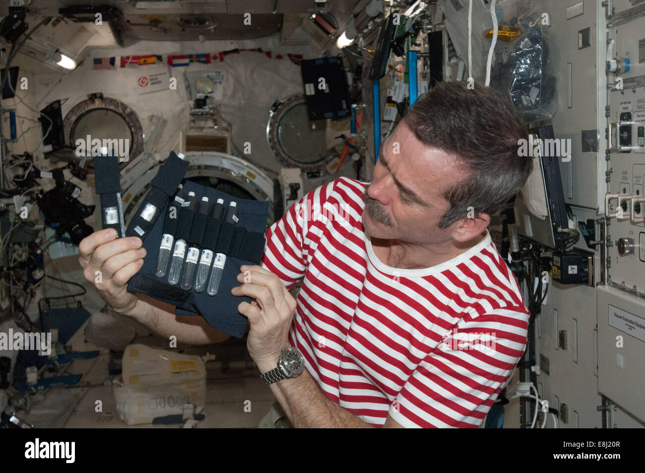 Canadian Space Agency Astronaut Chris Hadfield hält Blase Detektoren für die RaDI-N-2-Untersuchung in der internationalen Raumstation Stockfoto