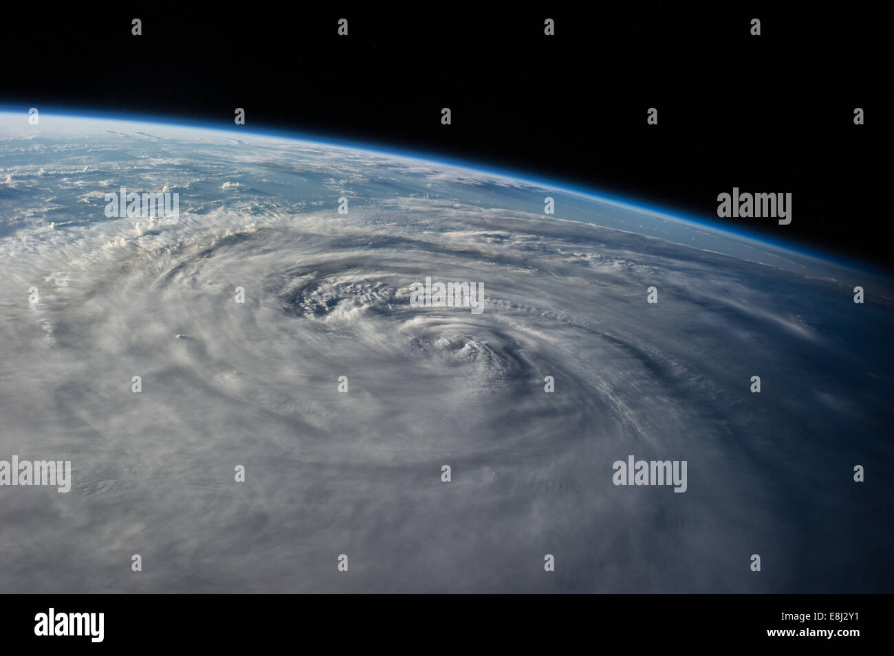 Der Taifun Halong war ein mächtiger tropischer Wirbelsturm, der 2014 Teile Südostasiens betraf und starke Regenfälle, starke Winde und erhebliche Überschwemmungen mit sich brachte. Stockfoto