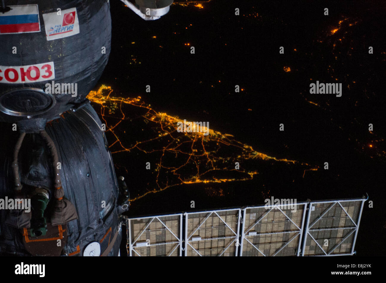 Ein atemberaubender Blick auf die Vereinigten Arabischen Emirate bei Nacht, der die lebendigen Lichter und die Landschaft dieses Landes im Nahen Osten zeigt. Stockfoto