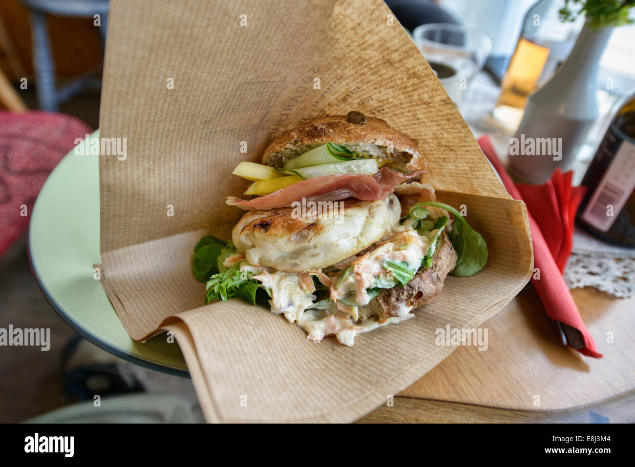 riesige Kabeljau Burger, Oslo, Norwegen Stockfoto