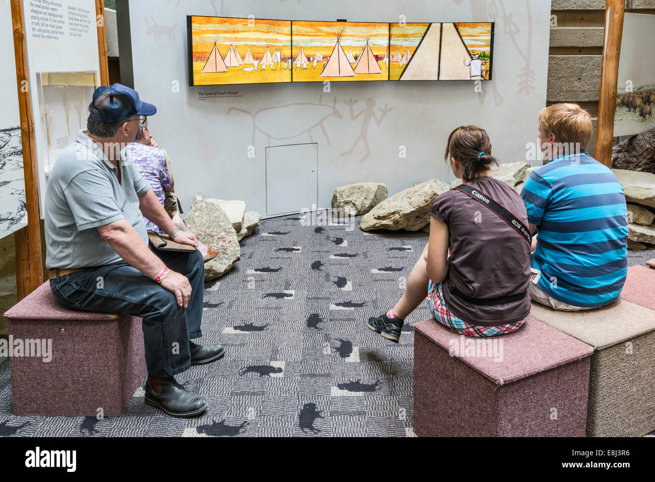 Besucher, die einen Film auf Head-Smashed-In Buffalo Jump Interpretive Centre in der Nähe von Fort Macleod, Alberta, Kanada Stockfoto