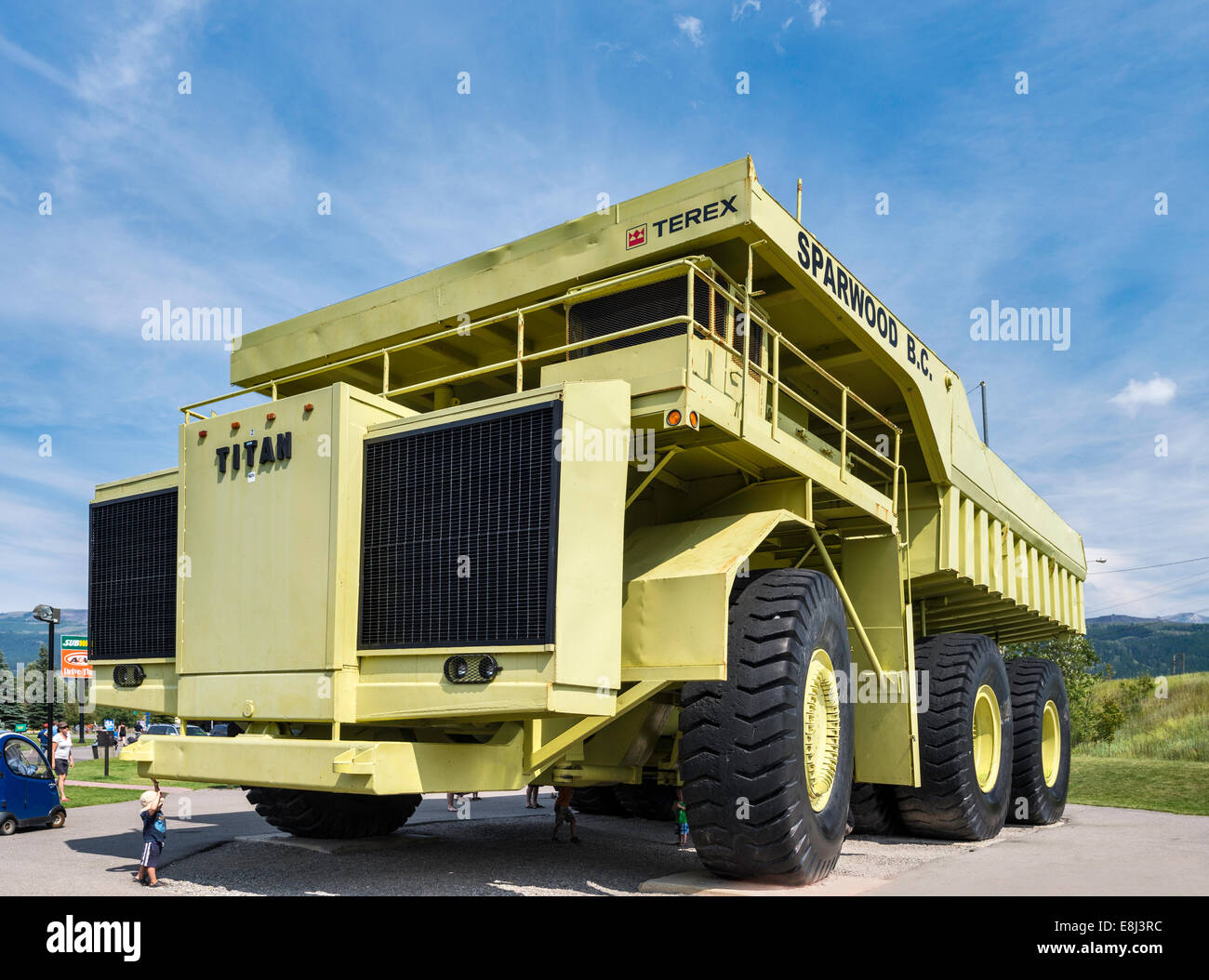 Terex Titan haul Truck für Tagebau-Minen, gleichzeitig der größte Lastwagen der Welt, auf dem Display in Sparwood, Britisch-Kolumbien Stockfoto