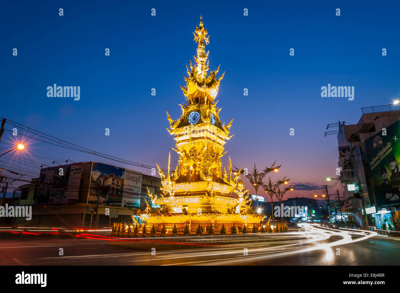 Uhrturm in der Nacht mit Lichtspuren von Fahrzeugen, Wiang Mueang, Chiang Rai Provinz, Provinz Chiang Rai, Nordthailand Stockfoto