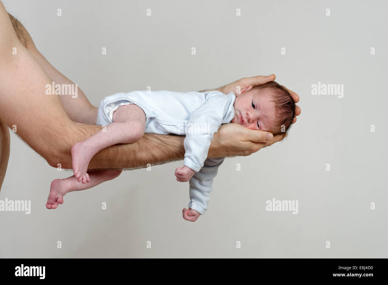 Kleinkind, 3 Wochen junge auf den Armen des Vaters Stockfoto