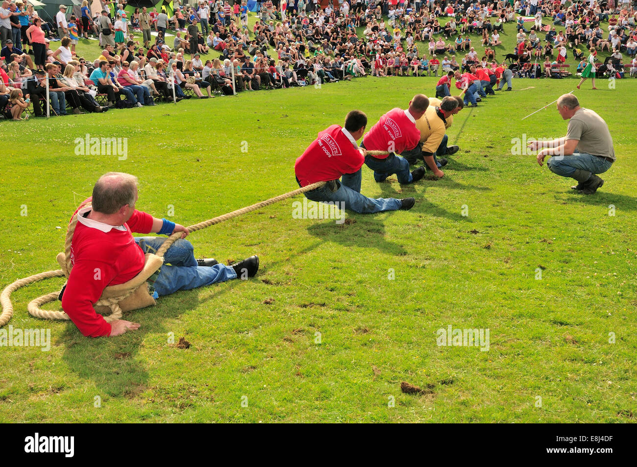 Tauziehen, eine der Disziplinen bei den Highland Games, Dufftown, Moray, Highlands, Schottland, Vereinigtes Königreich Stockfoto