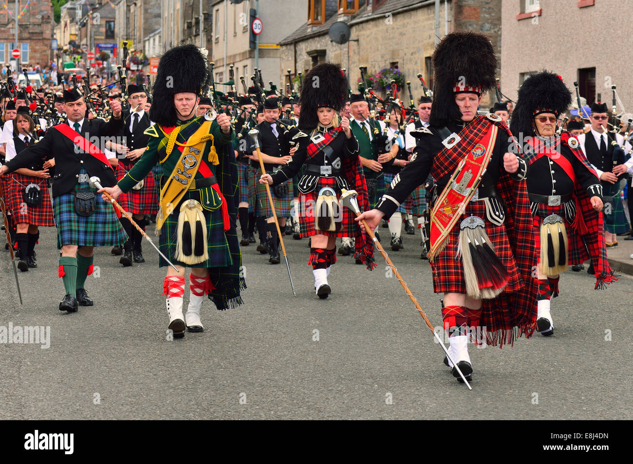 Pipe Majors in der verschiedenen Pipebands führt die Parade durch die Stadt Dufftown, Moray, Highlands, Schottland, Vereinigtes Königreich Stockfoto