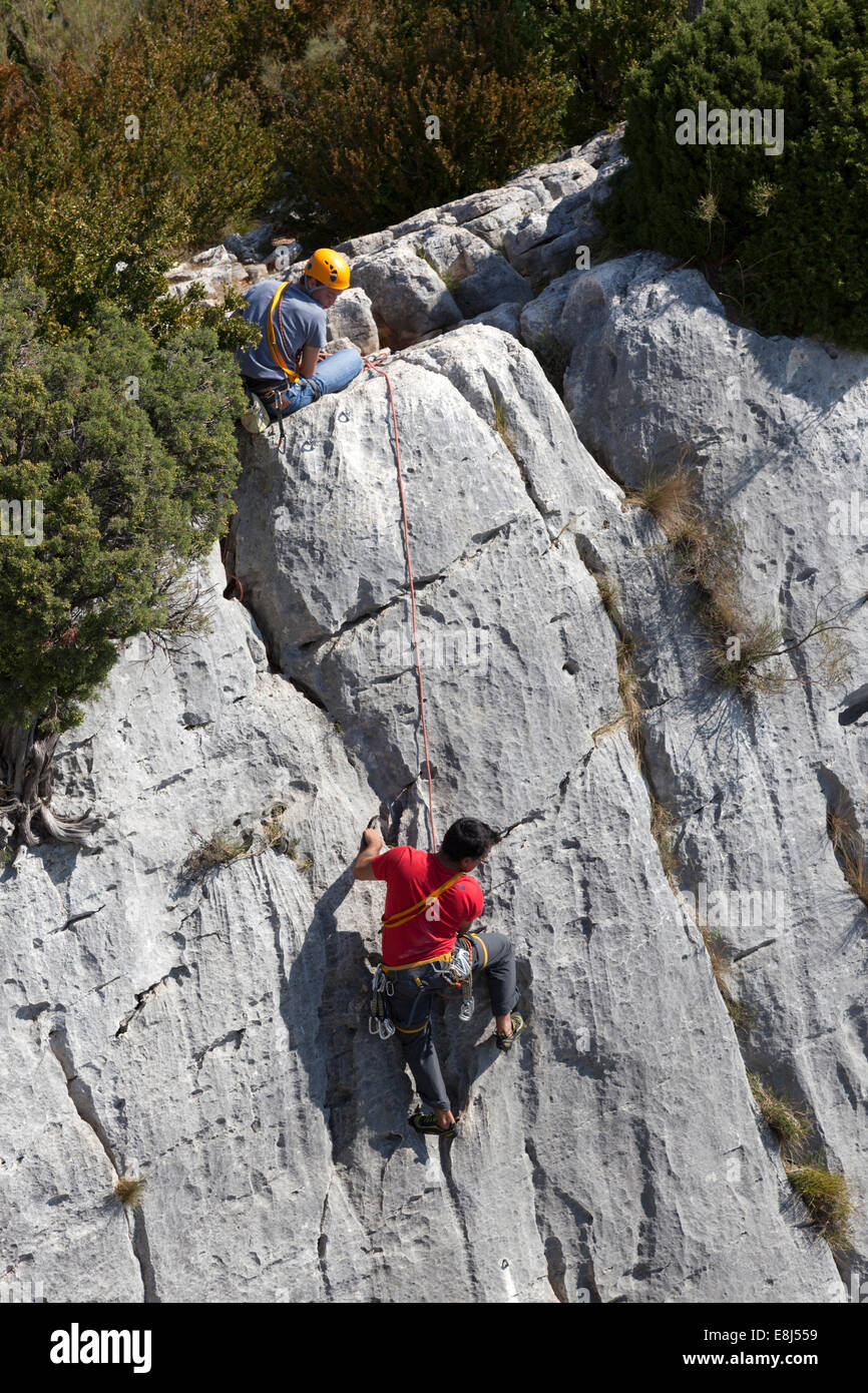 Ein Kletterer bei der Arbeit in den Schluchten des Verdon (Alpes de Haute Provence - Frankreich). Varappeur En Action Dans Les gorges du Verdon. Stockfoto