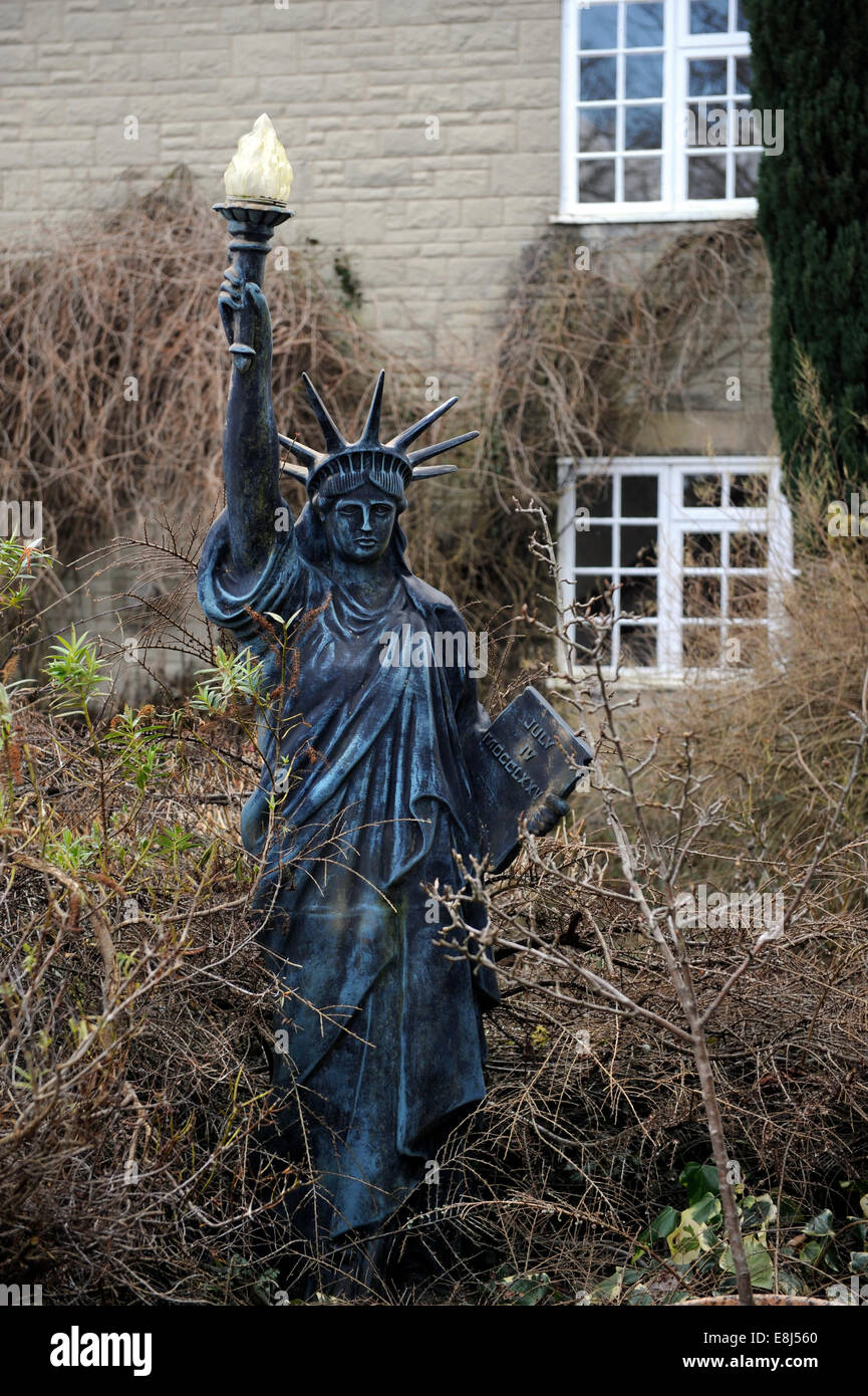 Ein New Yorker Freiheitsstatue Gartenverzierung in einem überwucherten englischen Garten UK Stockfoto