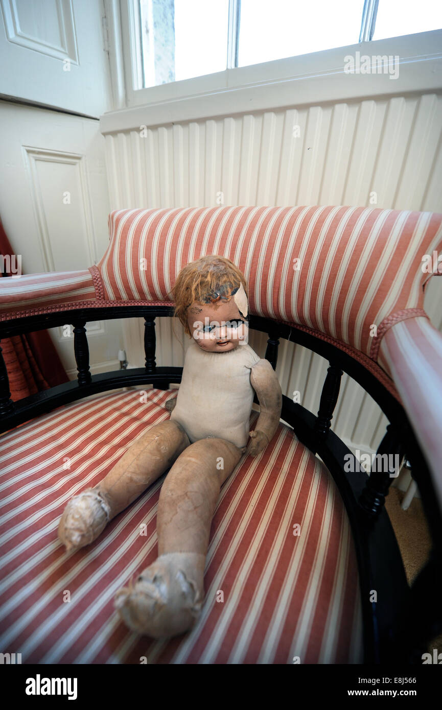 Eine misshandelte Kinder Puppe UK Stockfoto