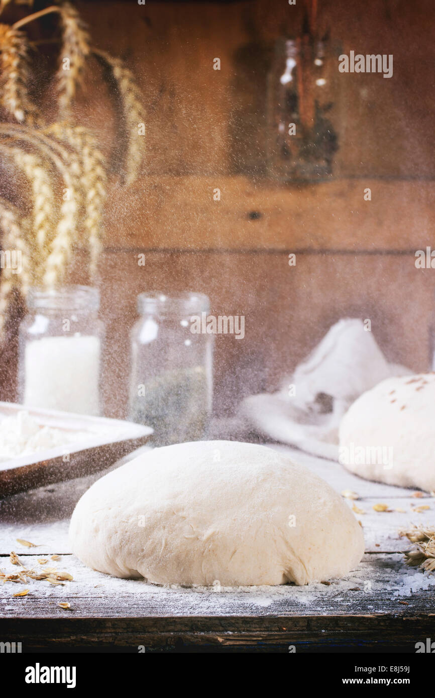 Brot backen. Teig auf Holztisch mit Mehl, Nudelholz und Gläser mit backing-Zutaten. Serien ansehen Stockfoto