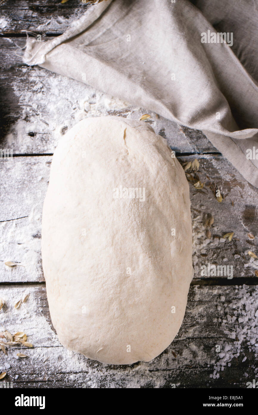 Brot backen. Teig auf Holztisch mit Mehl. Ansicht von oben. Stockfoto