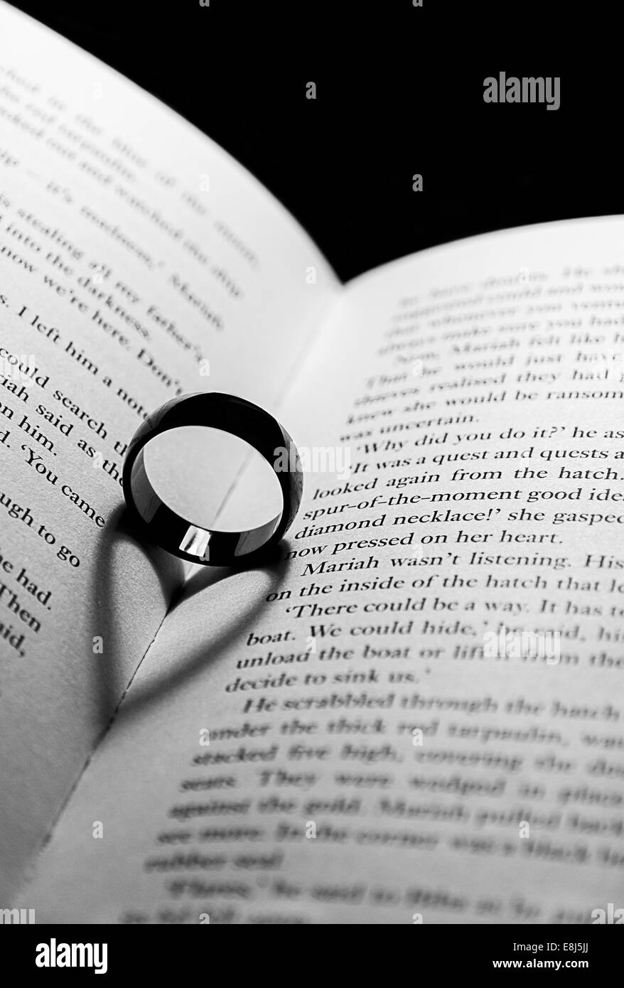 Herz Ring Schatten auf das Buch Stockfoto