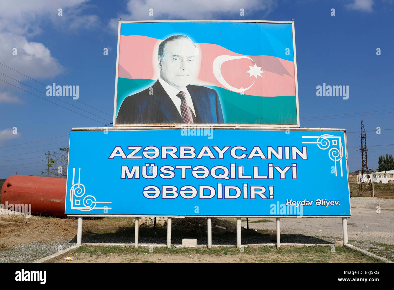 Heydar Aliyev Porträt und Slogan: Unabhängigkeit Aserbaidschans ist immerwährend Stockfoto