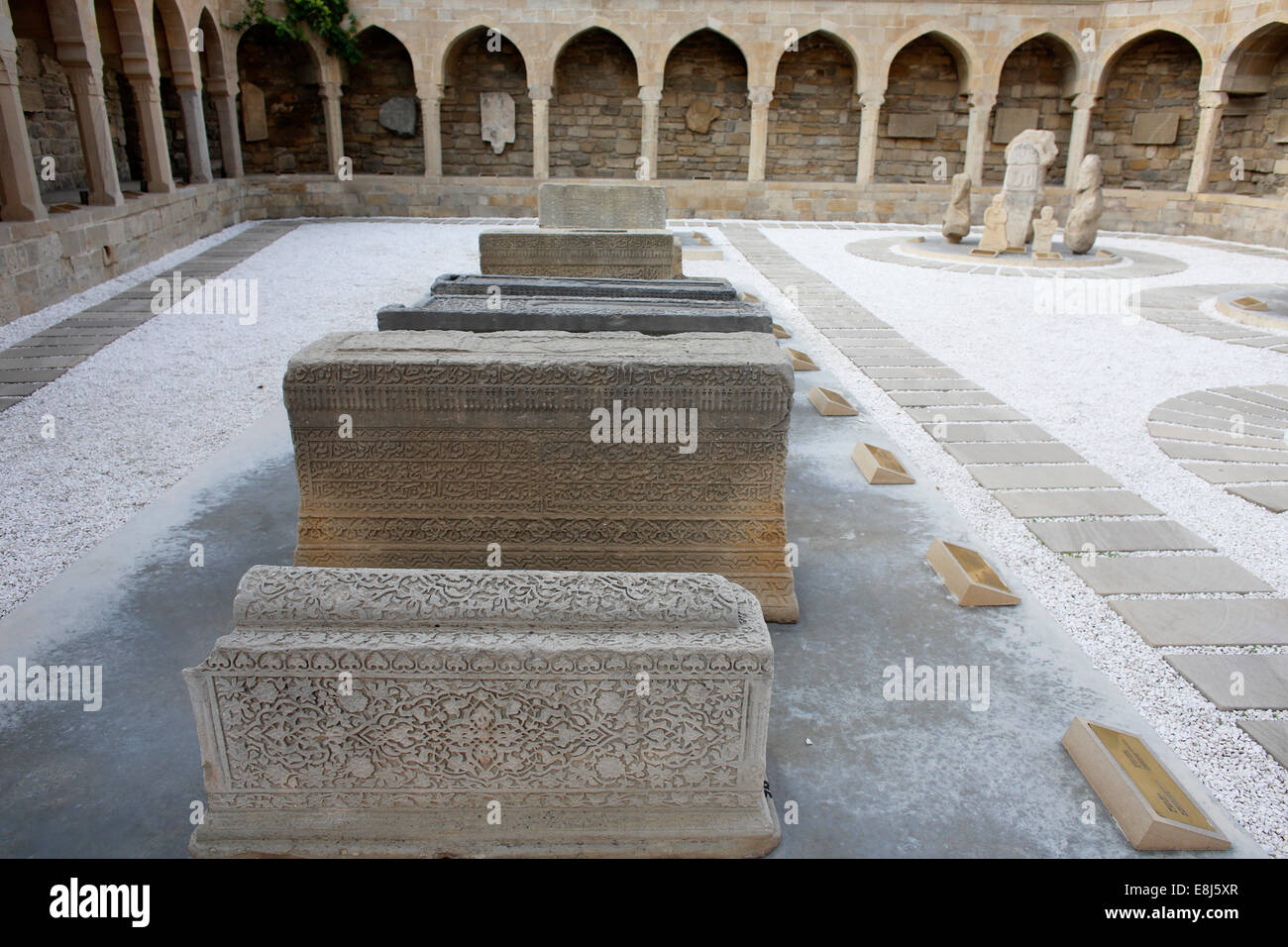 Arkaden und religiösen Beerdigung Platz in Altstadt von Baku Stockfoto