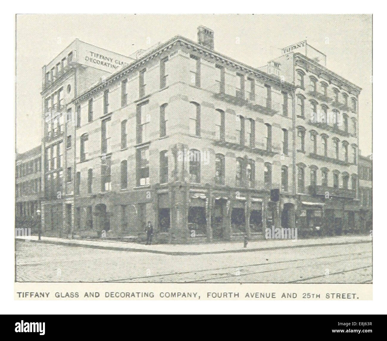Diese Illustration von King aus dem Jahr 1893 zeigt die Tiffany Glass and Decorating Company, die sich an der Fourth Avenue und 25th Street in New York City befindet. Das Bild zeigt den Beitrag des Unternehmens zur dekorativen Kunst und seine architektonische Präsenz im Manhattan des späten 19. Jahrhunderts. Stockfoto