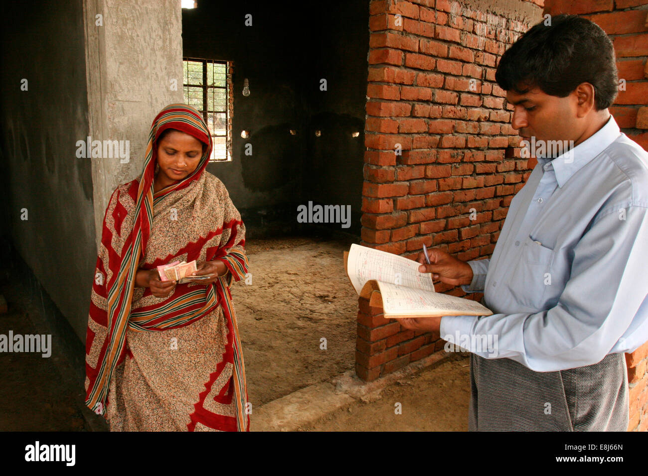Frau erhält einen Wohnungsbaukredit Grameen Bank Stockfoto