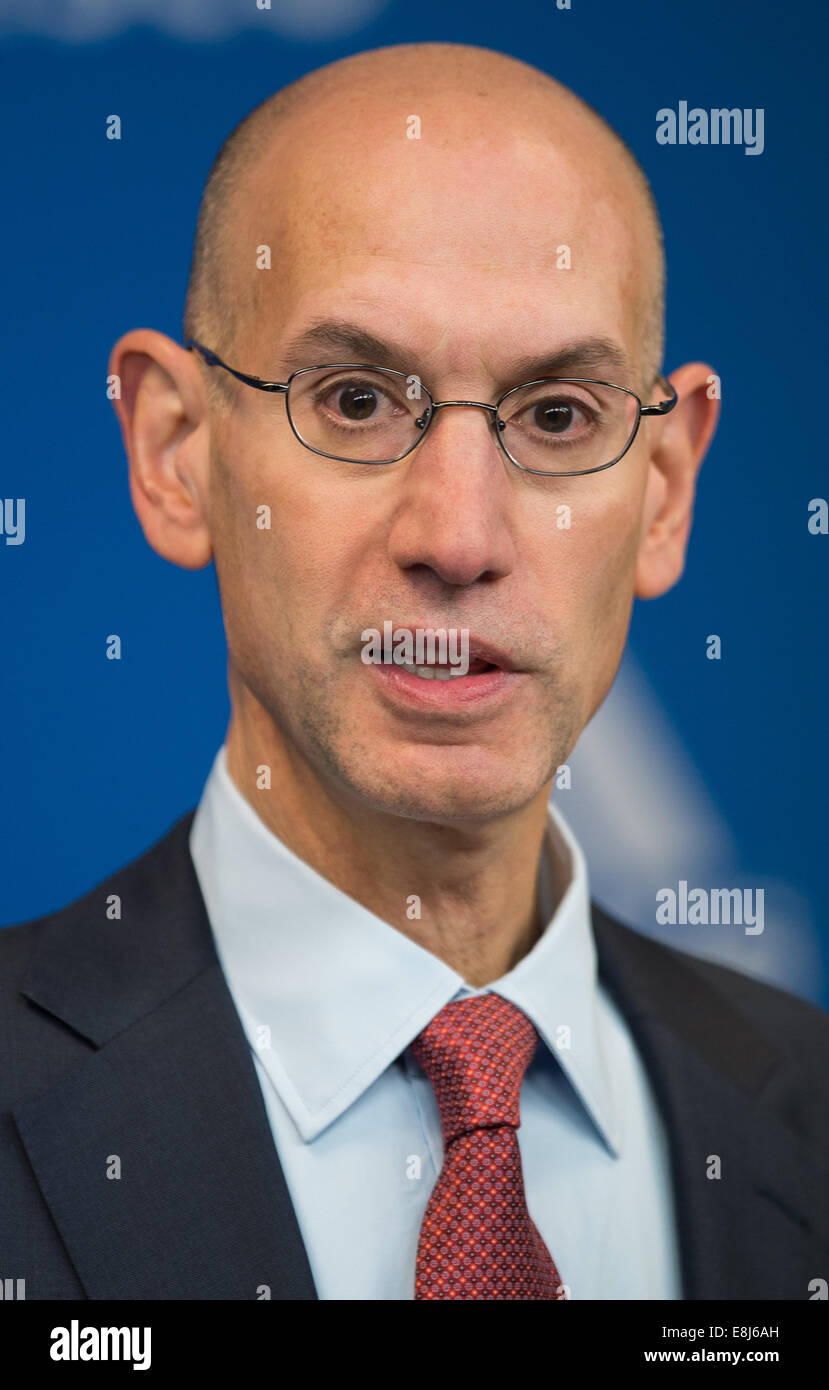 NBA-Kommissar Adam Silver spricht während einer Pressekonferenz vor dem Spiel zwischen Alba Berlin und die San Antonio Spurs als Bestandteil der "NBA Global Games" in Berlin, Deutschland, 8. Oktober 2014. Foto: LUKAS SCHULZE/dpa Stockfoto