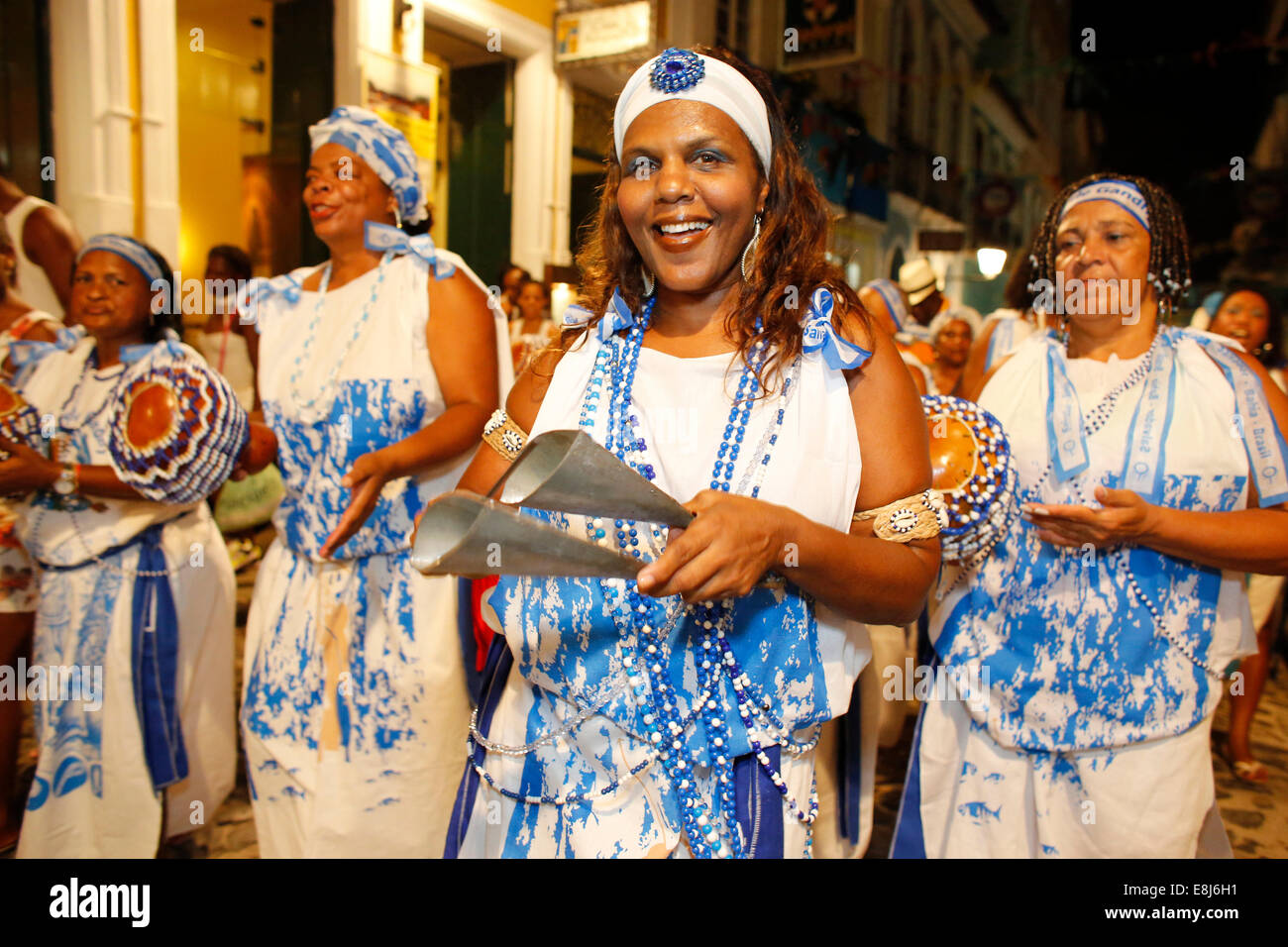 Salvador-Straßenjahrmarkt in Pelourinho. Töchter von Gandhy Blaskapelle Stockfoto
