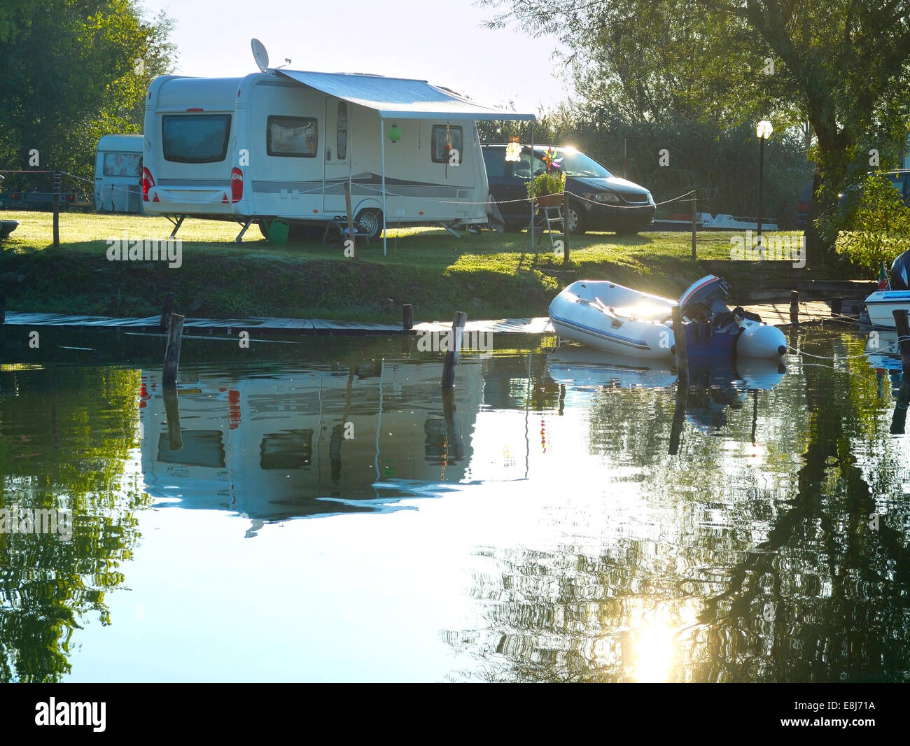 Campingplatz am See mit Wohnwagen und Boote Stockfoto