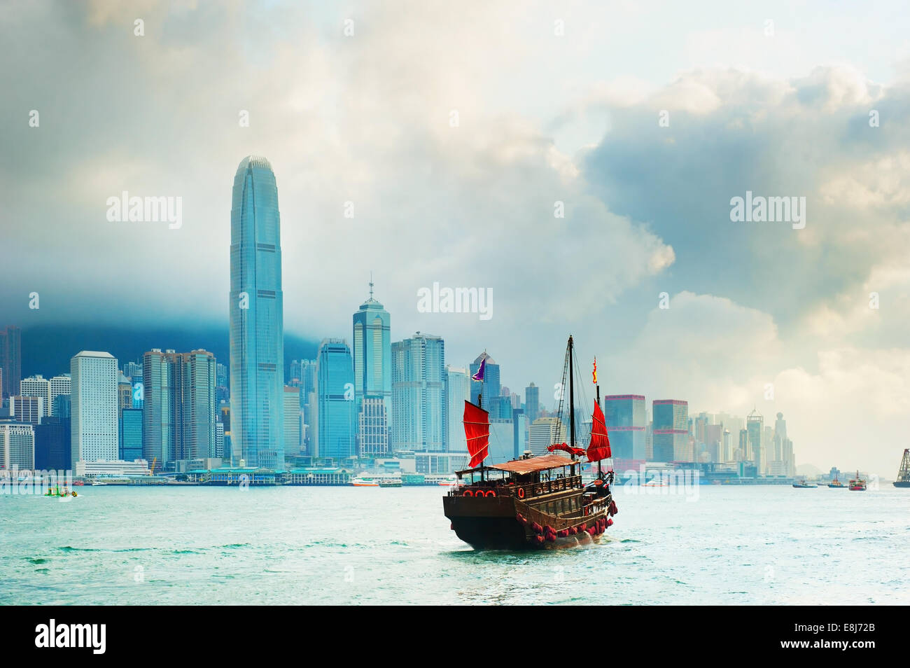 Traditionellen chinesischen Stil Segelboot segeln im Hafen von Hongkong Stockfoto