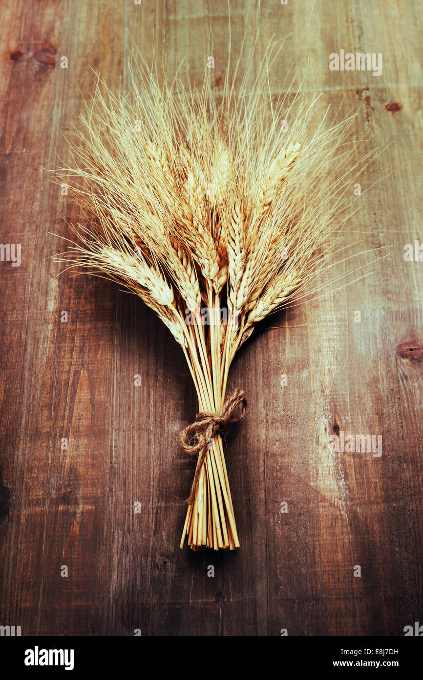Ähren auf hölzernen Hintergrund Stockfoto