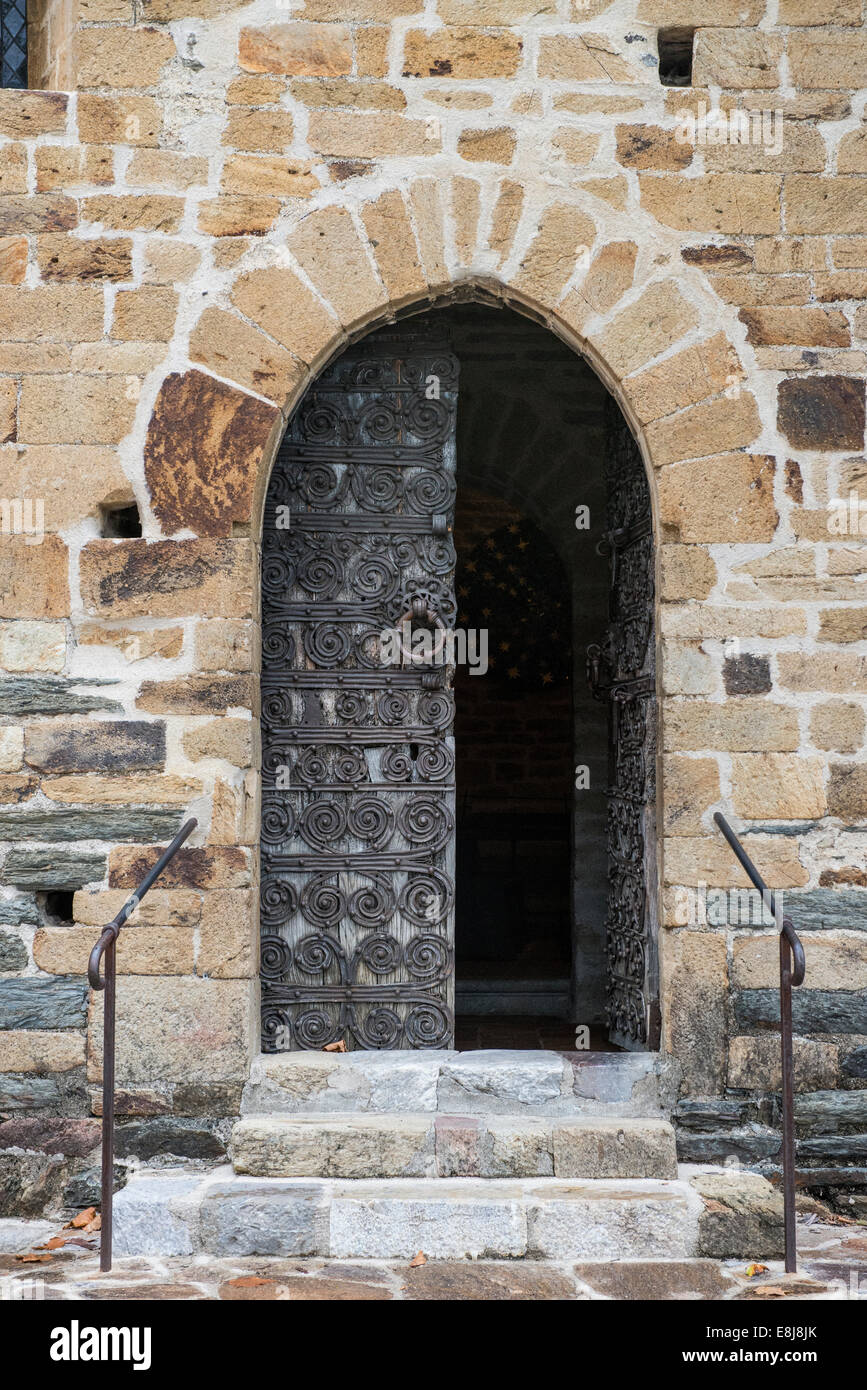 Kirche-Tür mit traditionellen schmiedeeisernen arbeiten in den östlichen Pyrenäen. Stockfoto