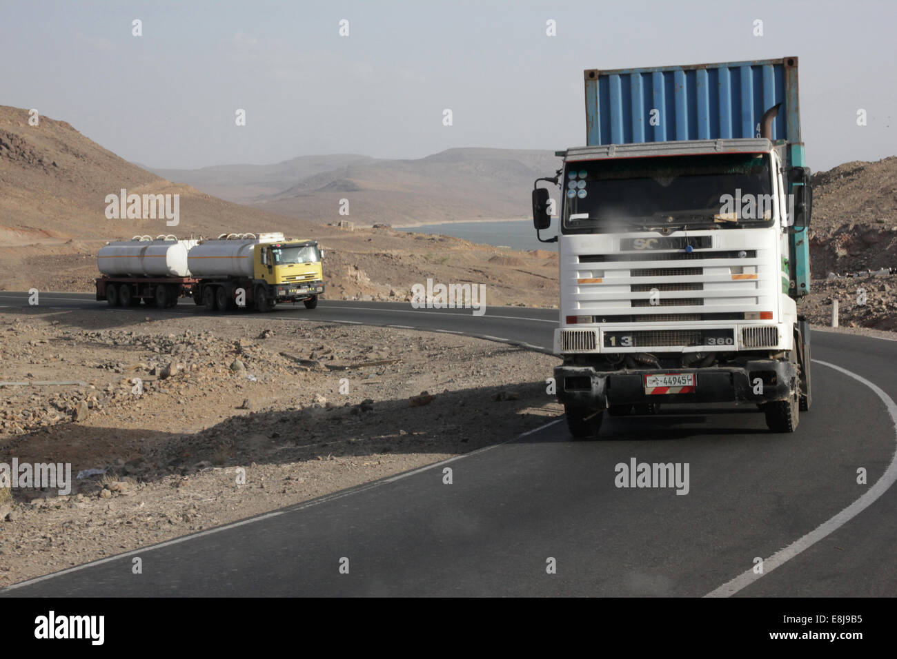 LKW auf der Autobahn Äthiopien-Dschibuti Stockfoto