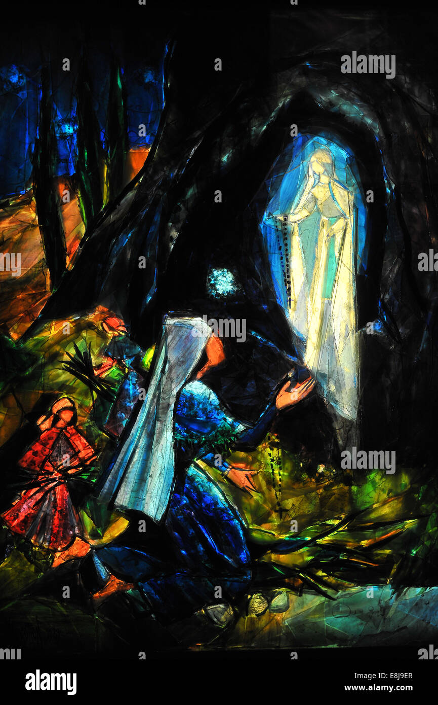 Darstellung der ersten Marian Erscheinung unserer lieben Frau von Lourdes, Bernadette Soubirous in die französische Stadt von Lourdes.  Die Tannen Stockfoto