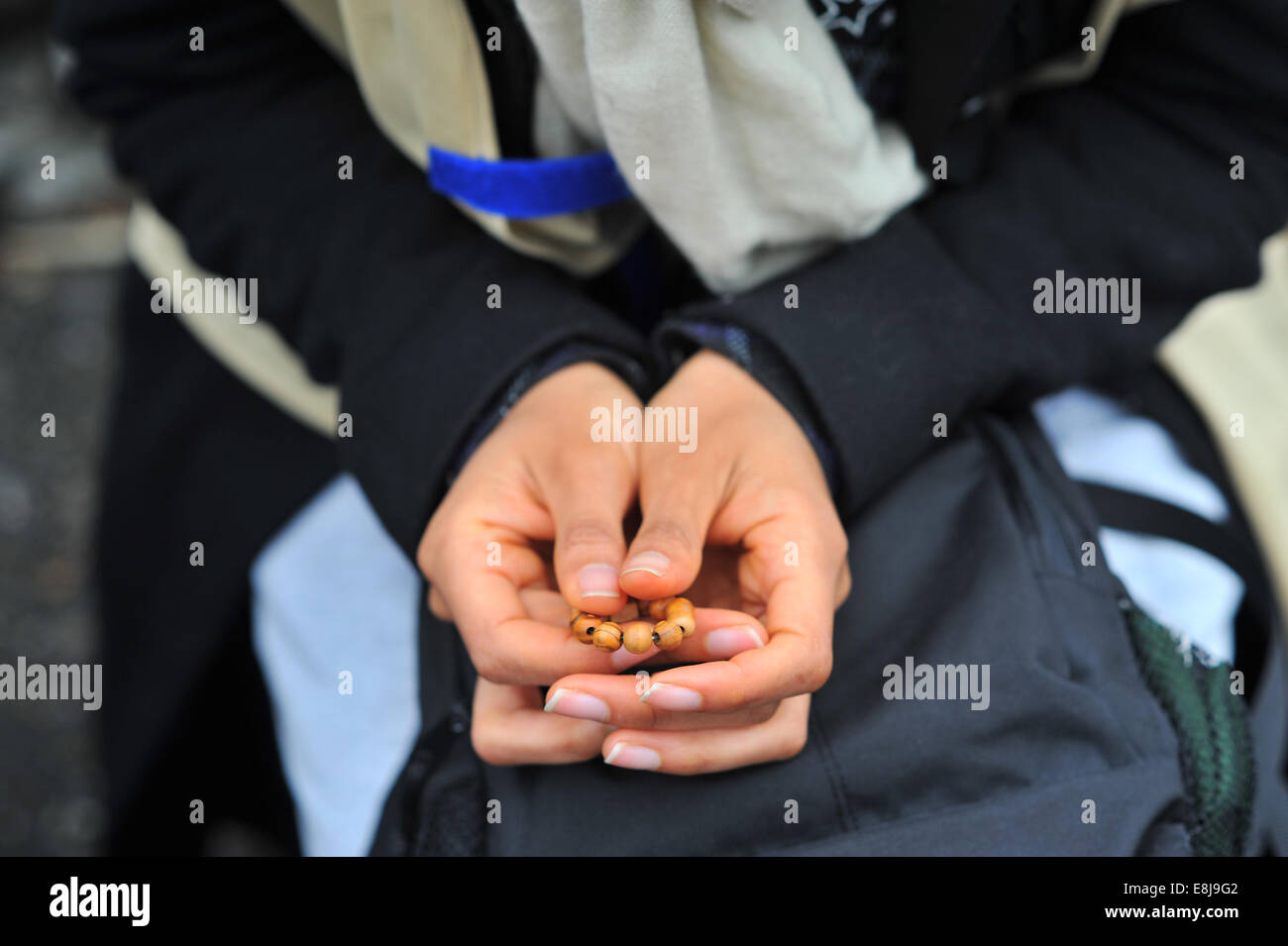 Person mit einem Rosenkranz beten. Jährliche Zusammenkunft von jungen Christen, Mitglieder der FRAT, in der Stadt von Lourdes. Stockfoto
